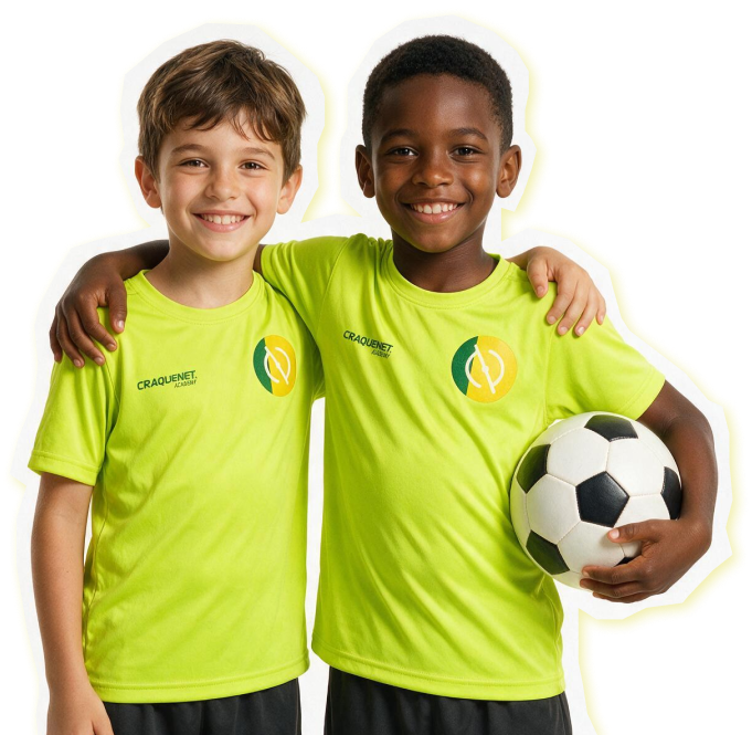 Alunos da Craquenet Academy sorrindo uniformizados com bola de futebol